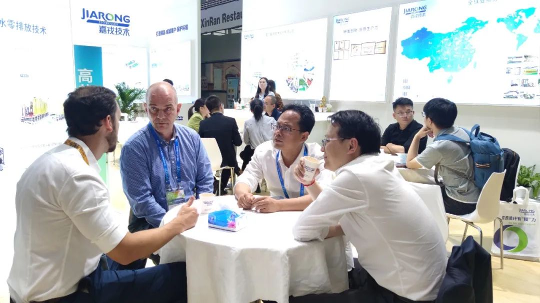 嘉戎技術(shù)董事長董正軍與客戶交談 嘉戎技術(shù)董事長董正軍與客戶交談